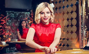 Hình ảnh một trận đấu đá gà Thomo sôi động, minh họa lịch sử và sức hút của bộ môn này trong văn hóa Việt Nam.